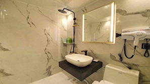 Standard-Doppelzimmer, Stadtblick | Badezimmer | Haartrockner, Handtücher, Shampoo, Toilettenpapier