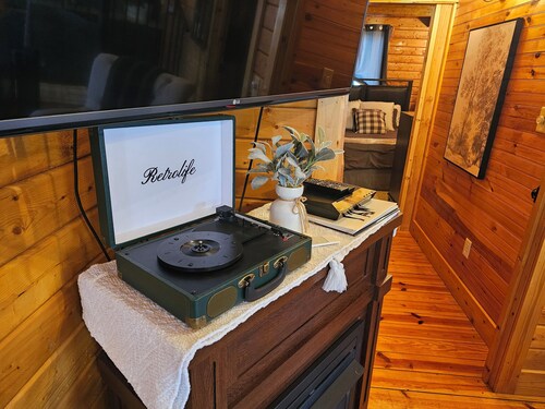 Intimate Riverside Treehouse Cabin Escape: Hot Tub, Mountains & Starlit Nights