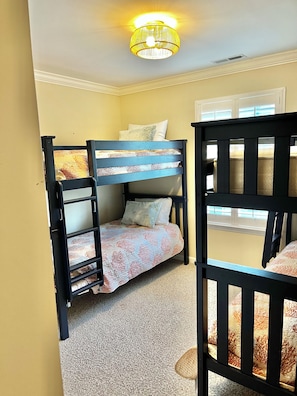 3 bedrooms, desk, iron/ironing board, free WiFi