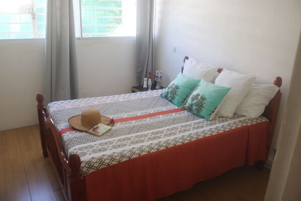 1 habitación, tabla de planchar con plancha, wifi y ropa de cama 