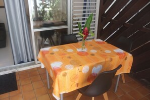 Outdoor dining - Lovely apartment in a quiet location close to all amenities (LE GOSIER)