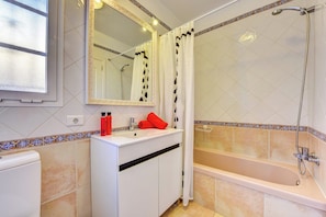 Villa | Bathroom | Shower, towels