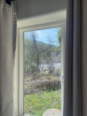 Interior - Charming private studio on the river and gateway to Sequoia National Park. (Three Rivers)
