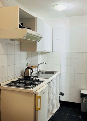 Kühlschrank, Herdplatte, Wasserkocher mit Kaffee-/Teezubehör