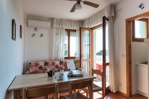 Appartement, 2 chambres, balcon, vue océan | Salle de séjour