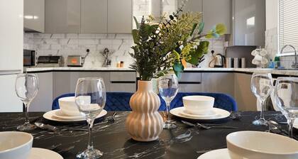 Spacious House in Wembley - Sleeps 14
