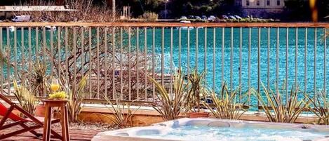 Outdoor spa tub