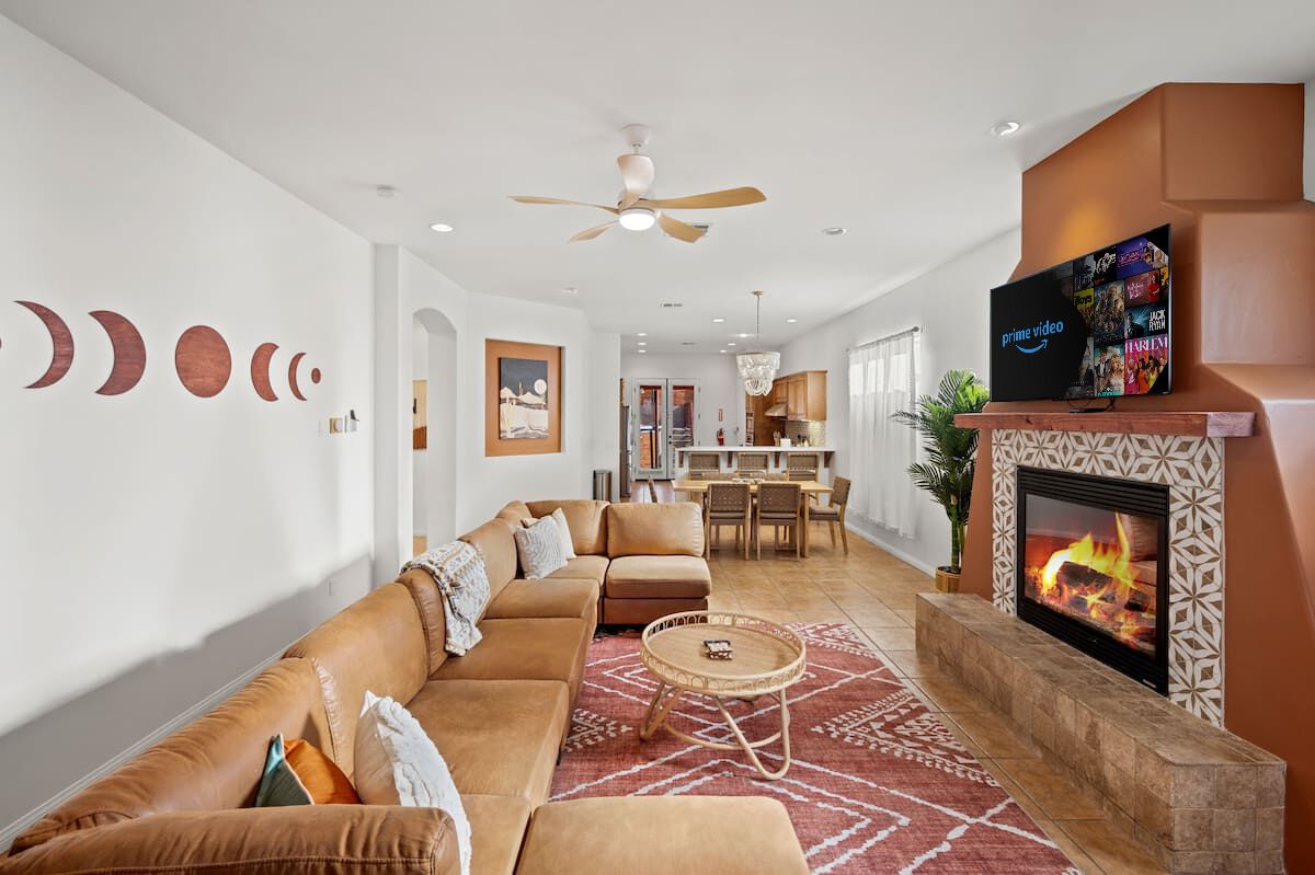 Smart TV, chimenea, videojuegos y futbolito 