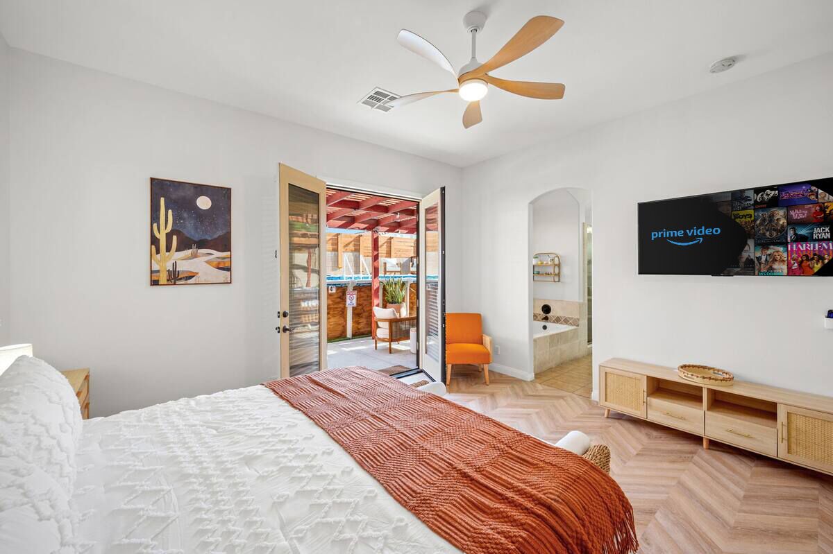 3 habitaciones, escritorio y tabla de planchar con plancha 