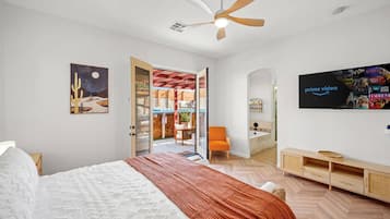 3 habitaciones, escritorio y tabla de planchar con plancha