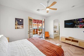 3 室のベッドルーム、デスク、アイロン / アイロン台、旅行用ベビーベッド