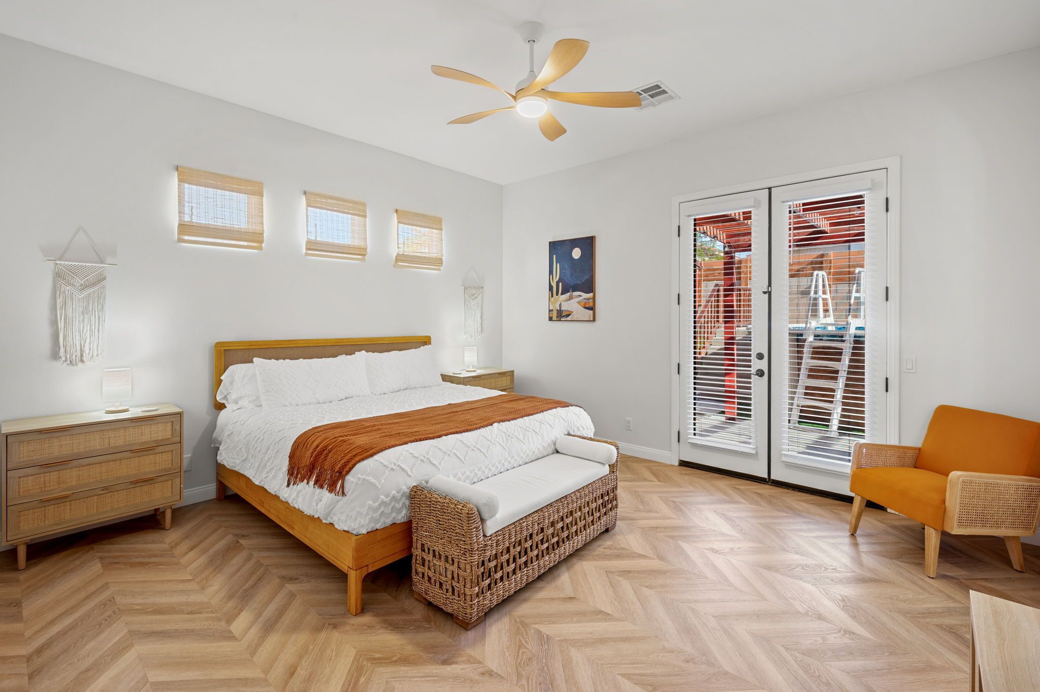 3 slaapkamers, een bureau, een strijkplank/strijkijzer, reisbedje