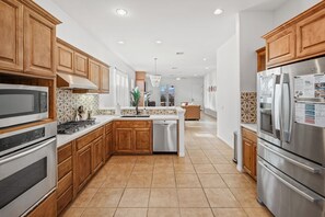 Fridge, microwave, oven, stovetop - Luxury Desert Pueblo! Heated Pool, Spa, Game Room, Koi Pond, Movie Screen! (Desert Hot Springs)