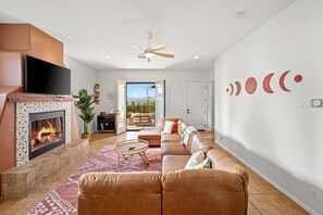 スマートテレビ、暖炉、テレビゲーム、テーブルサッカー台