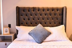 1 dormitorio, tabla de planchar con plancha, wifi y ropa de cama