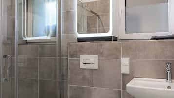 Secadora de cabello, toallas, papel de baño