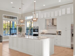 Fridge, microwave, oven, stovetop - Luxury Retreat at Reunion Resort – 6 Miles from Disney! (Kissimmee)