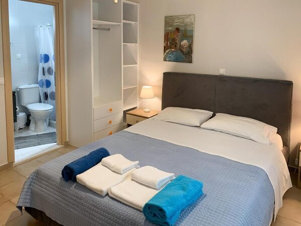 3 bedrooms, iron/ironing board, travel cot, free WiFi