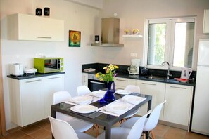 Mikrowelle, Ofen, Geschirrspüler, Wasserkocher mit Kaffee-/Teezubehör