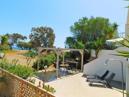Villa Memories: Seaside Retreat with Stunning Views & Private Terrace