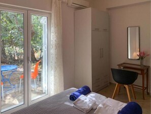 3 bedrooms, iron/ironing board, travel crib, free WiFi
