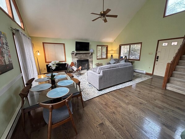 Smart TV, fireplace - Relaxing Pocono Escape. Nature • Fire-pit • Peaceful Stay. (Tobyhanna)