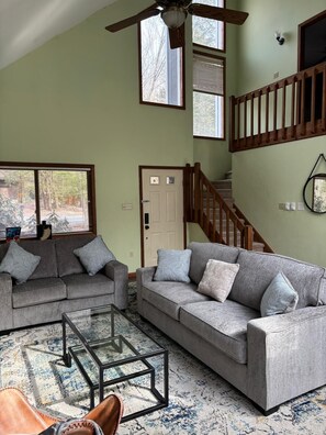 Smart TV, fireplace - Cozy Pocono Retreat in Golf Course Community with plenty of activities around. (Tobyhanna)