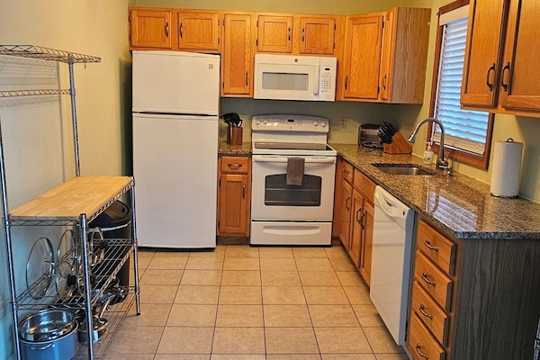 Jääkaappi, mikroaaltouuni, uuni, liesi