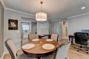 Dining - Private Escape - Dine in downtown Alpharetta/shop at Avalon, Walk to Downtown Alpharetta in 9 minute (Alpharetta)