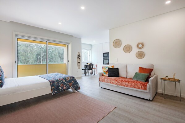 Estudio estándar, 1 cama matrimonial y sofá cama, para no fumadores, balcón | Área de sala de estar | Televisión de pantalla plana 