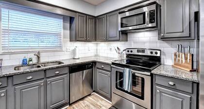 Peachtree Haven - Dine in downtown Alpharetta/shop at Avalon