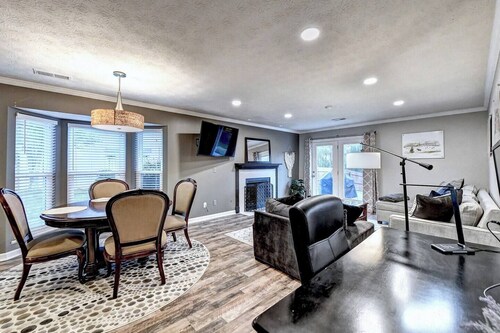 Peachtree Haven - Dine in downtown Alpharetta/shop at Avalon