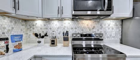 Geladeira, micro-ondas, fogão, cooktop
