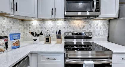 Porchlight Stay - Dine in downtown Alpharetta/shop at Avalon