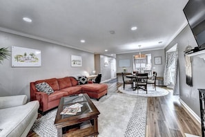 TV, fireplace, stereo, computer monitors - "Porchlight Stay" Single story duplex. Dine in downtown Alpharetta/shop Avalon (Alpharetta)