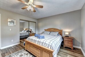 2 chambres, bureau, fer et planche à repasser, lit parapluie