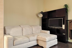 Standard Apartment | Living area - JOIVY Flat near Milan Centro Storico (Milan)