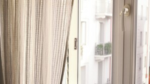 A window with a view of a building with balconies. - JOIVY Flat near Milan Centro Storico (Milan)