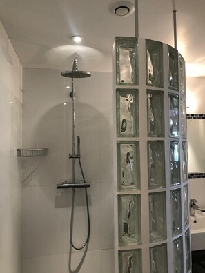 Douche, serviettes fournies