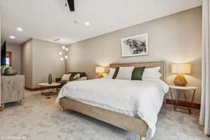 7 soverom, skrivebord, strykejern/-brett og reiseseng for barn