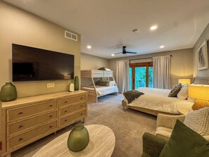 7 bedrooms, iron/ironing board, free WiFi, bed sheets - Room to Gather. Space to Escape. (Janesville)