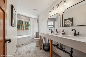 Regadera, tina de hidromasaje, secadora de cabello, bidet 