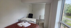 4 bedrooms, iron/ironing board, WiFi, bed sheets