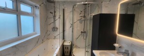 Dusche, Whirlpool, Haartrockner, Handtücher
