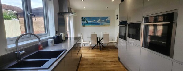 Een microgolfoven, een vaatwasser, een blender, een koffiemolen