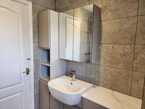 Shower, jetted tub, hair dryer, towels