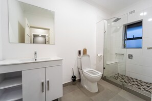 Sèche-cheveux, bidet, serviettes fournies, savon