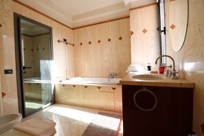 Shower, hair dryer, bidet, towels - Superior Apartment "Villa Rose" (Cattolica)