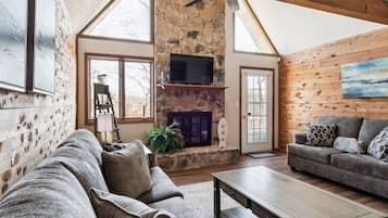 Télévision, cheminée, baby-foot, livres