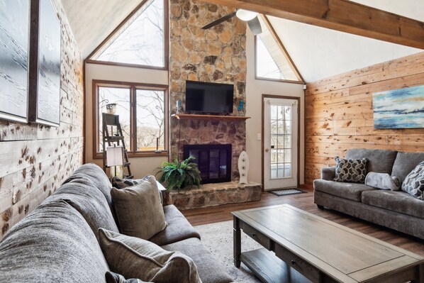 Télévision, cheminée, baby-foot, livres